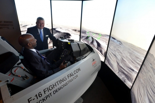 Mencoba kecanggihan simulator pesawat tempur F-16V