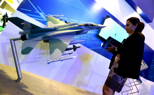 Mencoba kecanggihan simulator pesawat tempur F-16V