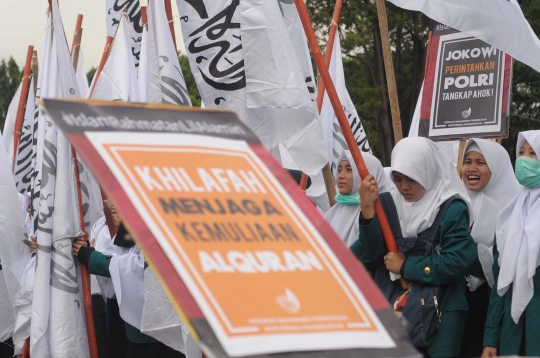 Tuntut Ahok ditangkap, puluhan mahasiswa geruduk Istana