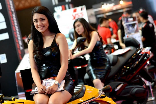 Pesona SPG cantik dan seksi panaskan Indonesia Motorcycle Show 2016