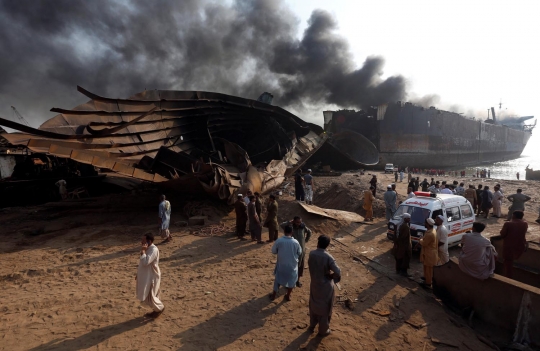 Kapal tanker terbakar di Pakistan, 18 ABK tewas