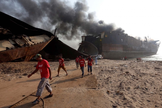 Kapal tanker terbakar di Pakistan, 18 ABK tewas