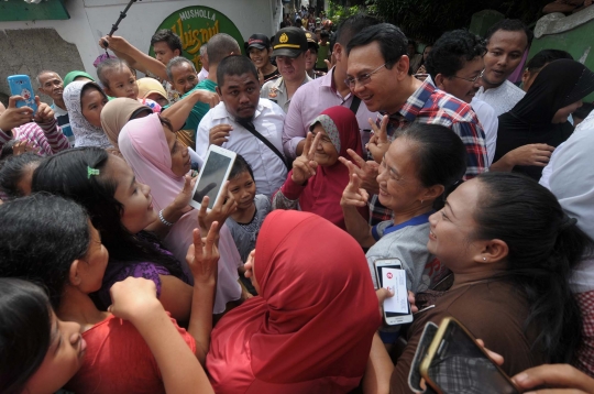 Warga Pejaten antre minta anaknya digendong Ahok