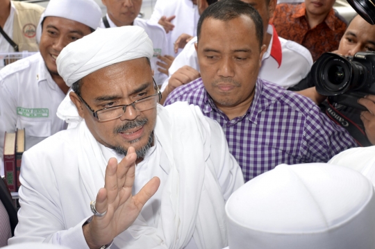 Senyum santai Habib Rizieq saat tiba di Bareskrim