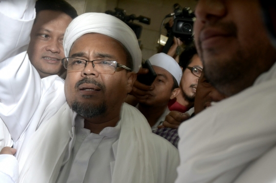 Senyum santai Habib Rizieq saat tiba di Bareskrim