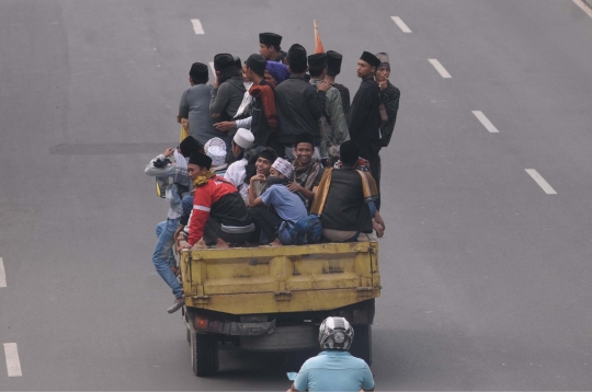 Pedemo Ahok cegat truk untuk nebeng menuju Istiqlal