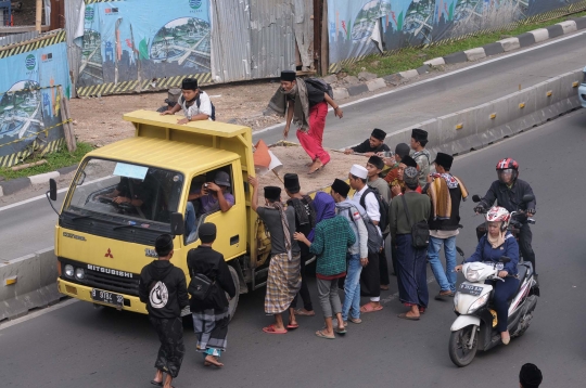 Pedemo Ahok cegat truk untuk nebeng menuju Istiqlal