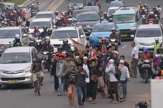 Pedemo Ahok cegat truk untuk nebeng menuju Istiqlal