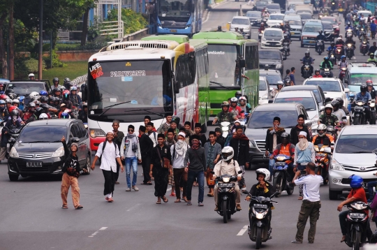 Pedemo Ahok cegat truk untuk nebeng menuju Istiqlal