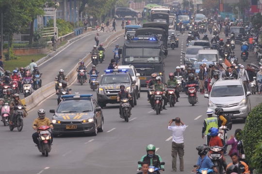 Pedemo Ahok cegat truk untuk nebeng menuju Istiqlal