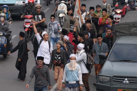Pedemo Ahok cegat truk untuk nebeng menuju Istiqlal