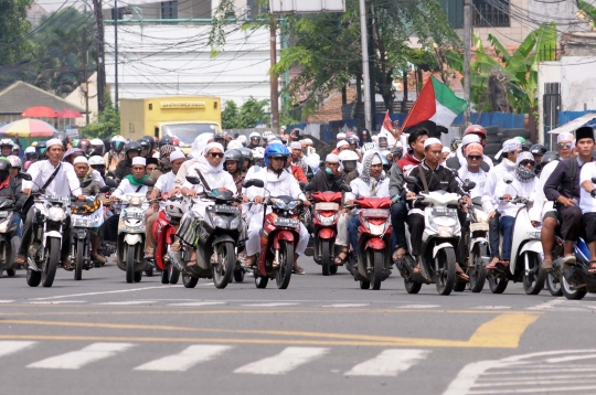 Pedemo Ahok cegat truk untuk nebeng menuju Istiqlal