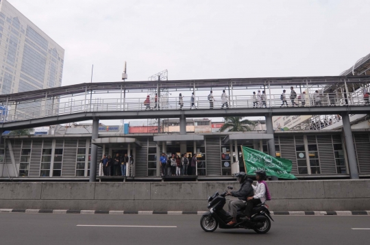 Pedemo Ahok cegat truk untuk nebeng menuju Istiqlal