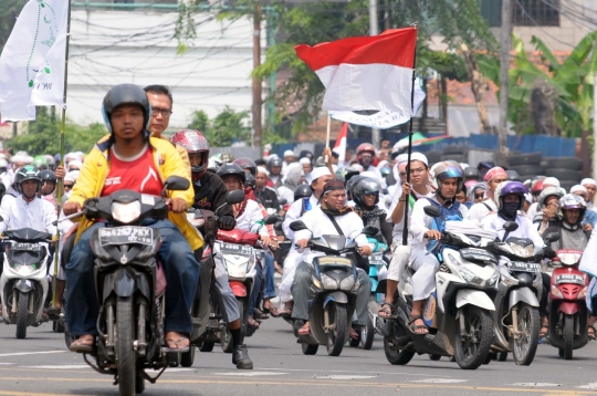 Pedemo Ahok cegat truk untuk nebeng menuju Istiqlal