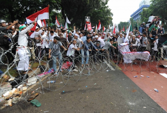 Aksi pendemo Ahok merangsek masuk Jalan Merdeka Utara