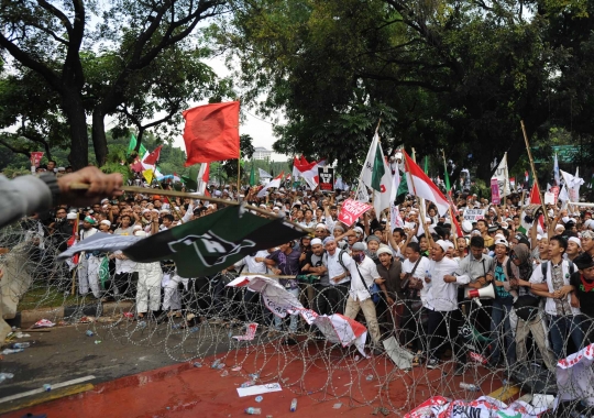 Aksi pendemo Ahok merangsek masuk Jalan Merdeka Utara