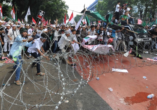 Aksi pendemo Ahok merangsek masuk Jalan Merdeka Utara