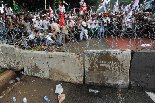 Aksi pendemo Ahok merangsek masuk Jalan Merdeka Utara