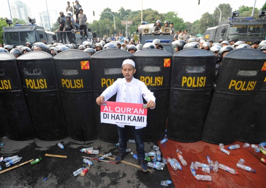 Aksi pendemo Ahok merangsek masuk Jalan Merdeka Utara