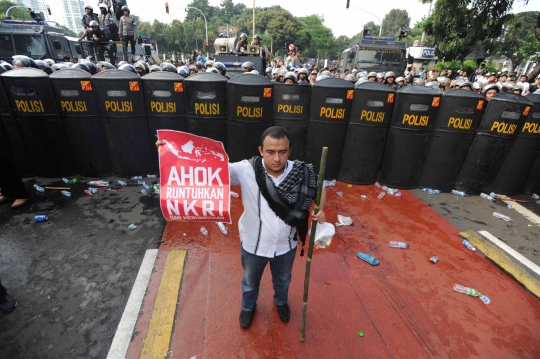 Aksi pendemo Ahok merangsek masuk Jalan Merdeka Utara