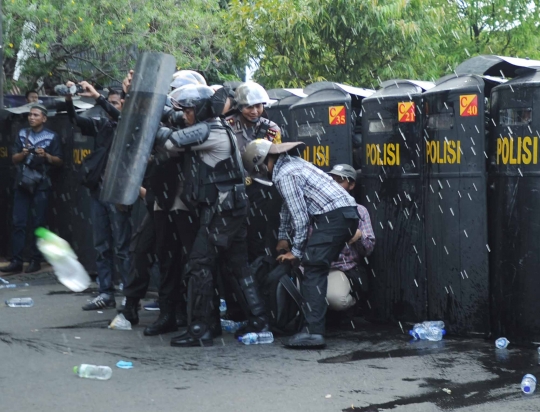 Aksi pendemo Ahok merangsek masuk Jalan Merdeka Utara