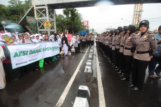 Di bawah guyuran hujan, massa di Kediri tuntut Ahok segera diadili