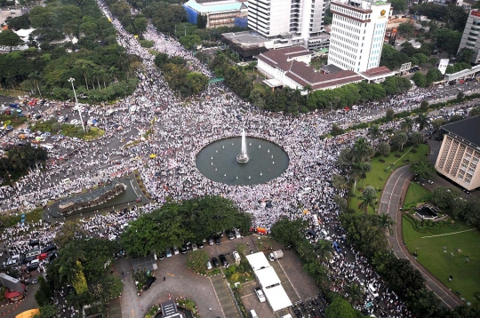 Pantauan udara ratusan ribu pendemo Ahok padati Bundaran Patung Kuda