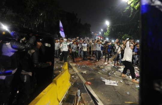 Aksi anarkis pendemo Ahok bentrok lawan polisi di dekat Istana