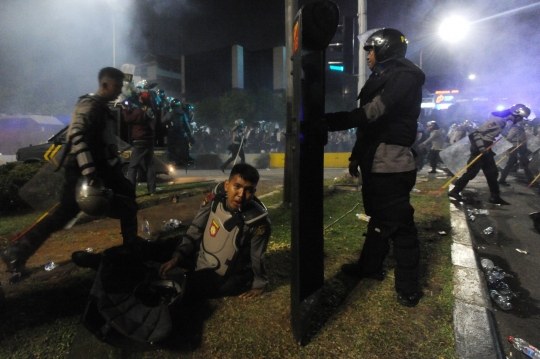 Aksi anarkis pendemo Ahok bentrok lawan polisi di dekat Istana