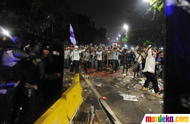 Foto : Aksi anarkis pendemo Ahok bentrok lawan polisi di 