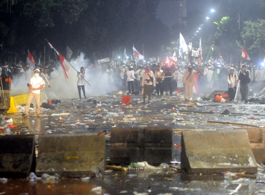 Mencekamnya bentrokan pendemo Ahok dan polisi