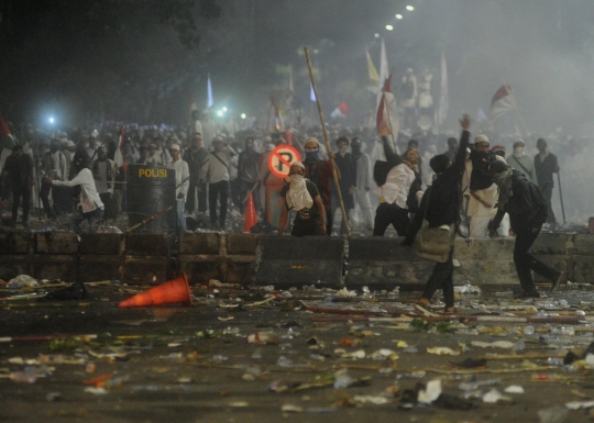 Mencekamnya bentrokan pendemo Ahok dan polisi