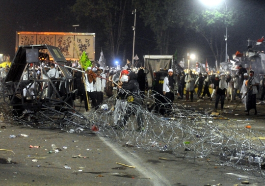 Mencekamnya bentrokan pendemo Ahok dan polisi