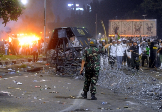 Mencekamnya bentrokan pendemo Ahok dan polisi