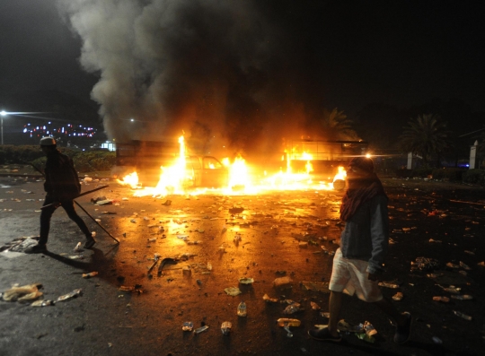 Ngamuk, pendemo Ahok bakar mobil polisi di Monas