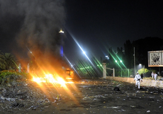 Ngamuk, pendemo Ahok bakar mobil polisi di Monas