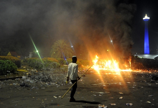 Ngamuk, pendemo Ahok bakar mobil polisi di Monas