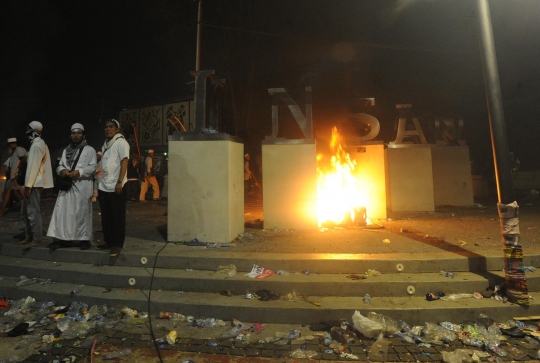 Ngamuk, pendemo Ahok bakar mobil polisi di Monas