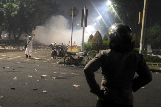 Ngamuk, pendemo Ahok bakar mobil polisi di Monas