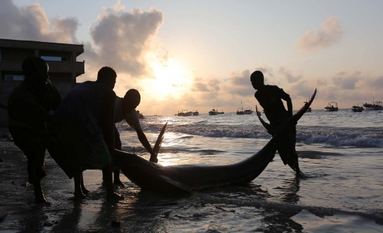 Potret kehidupan pemburu 'monster laut' Samudera Hindia