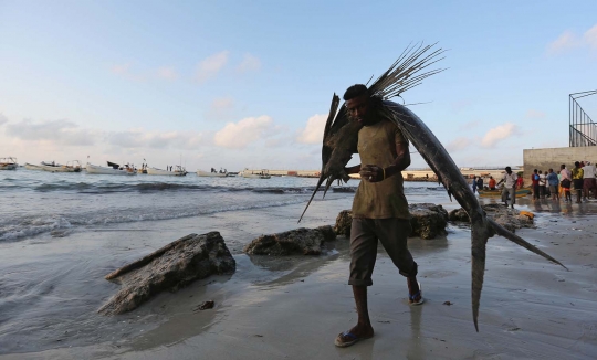 Potret kehidupan pemburu 'monster laut' Samudera Hindia