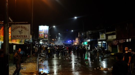 Mencekamnya malam bentrokan di Muara Baru