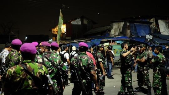 Mencekamnya malam bentrokan di Muara Baru