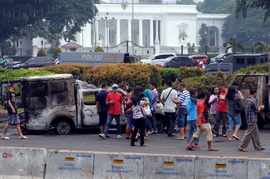 Bangkai mobil sisa demo 4 November jadi tontonan warga