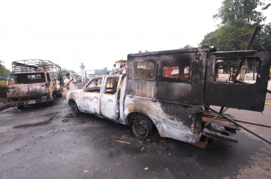 Bangkai mobil sisa demo 4 November jadi tontonan warga