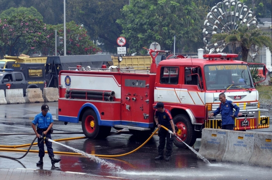 Bangkai mobil sisa demo 4 November jadi tontonan warga