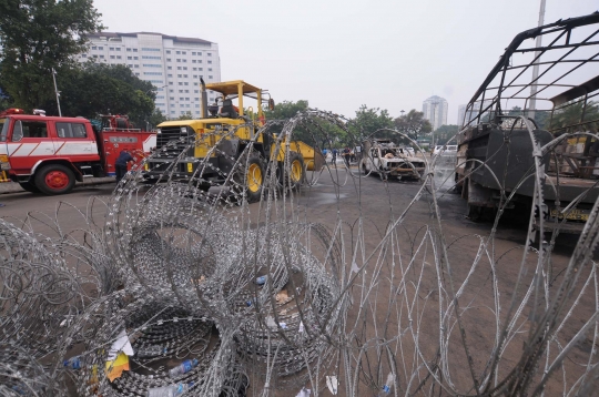 Bangkai mobil sisa demo 4 November jadi tontonan warga