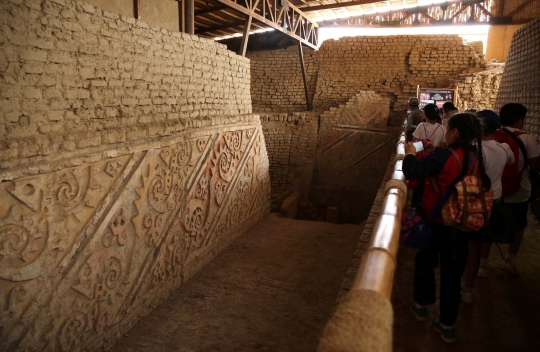 Menjelajahi isi piramida tertua dan terbesar Suku Moche