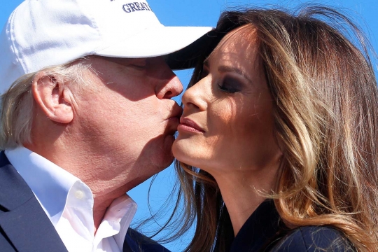 Kemesraan Donald Trump bersama istrinya kampanye di Wilmington