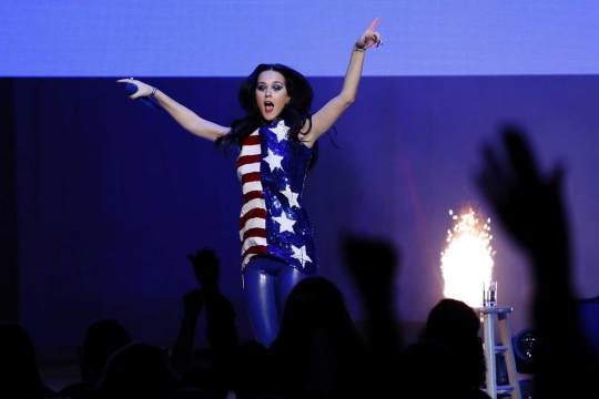 Aksi Katy Perry dukung kampanye Hillary Clinton di Philadelphia